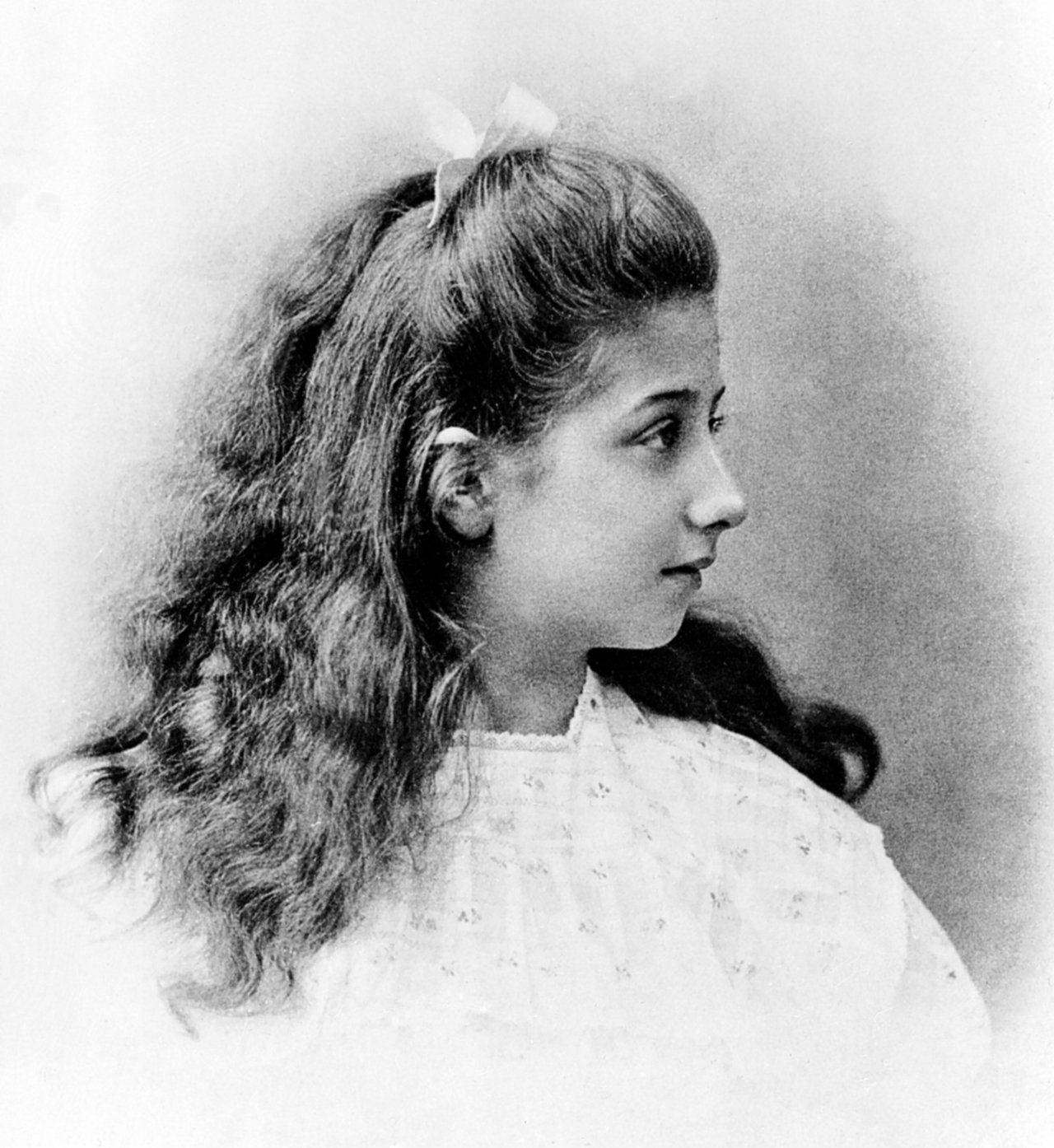 Mercédès Jellinek (16. september 1889 – 23. februar 1929), hči Emila Jellineka, ki je posodila ime znameniti znamki. 