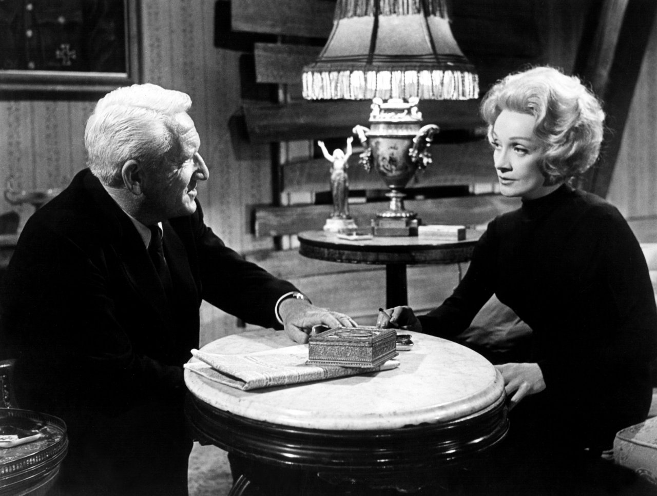 Spencer Tracy kot sodnik Daniel Haywood in Marlene Dietrich kot vdova generala Bertholda v filmu Nurnberški proces (1961).