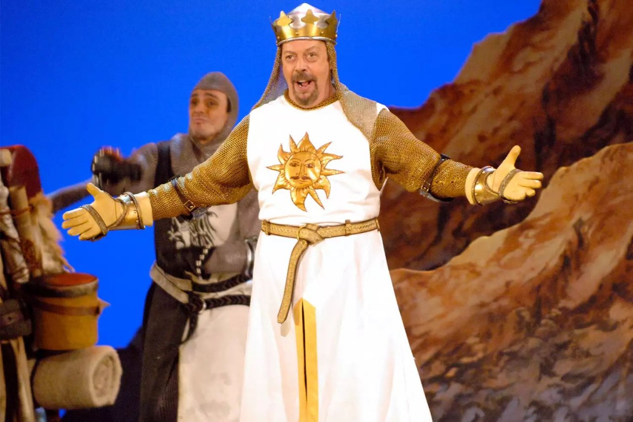 2004 je v muzikalu Spamalot, nastalem po komediji Monty Python in sveti gral, zaigral kralja Arthurja.